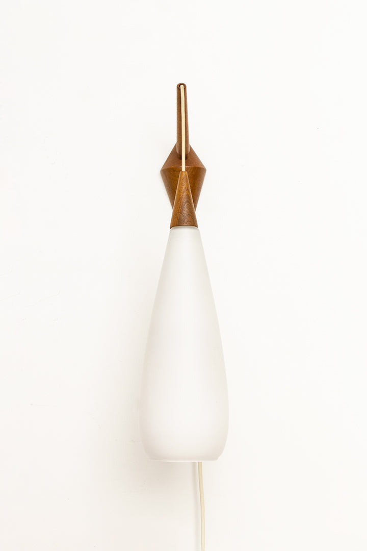 Vintage teakhouten wandlamp Deens design met druppelvormige lampenkap