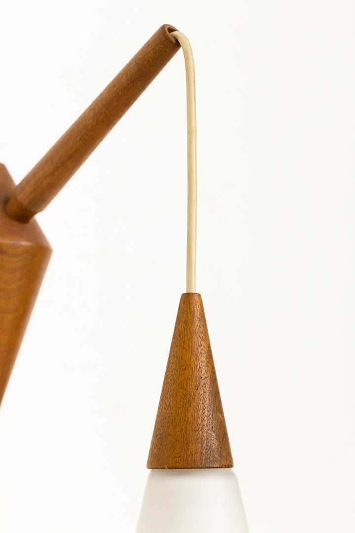 Vintage teakhouten wandlamp Deens design met druppelvormige lampenkap