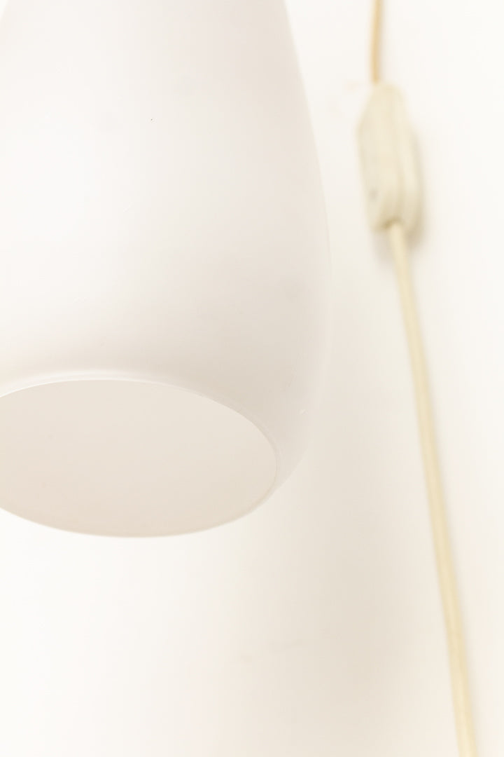 Vintage teakhouten wandlamp Deens design met druppelvormige lampenkap
