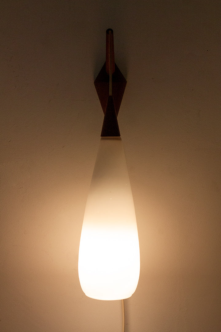 Vintage teakhouten wandlamp Deens design met druppelvormige lampenkap