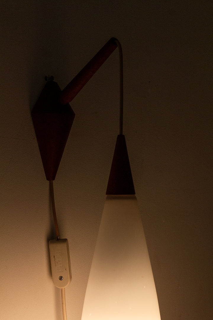 Vintage teakhouten wandlamp Deens design met druppelvormige lampenkap
