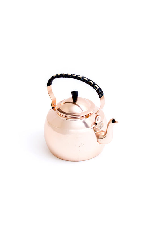 Vintage theepot koperkleurig met gewoven handvat