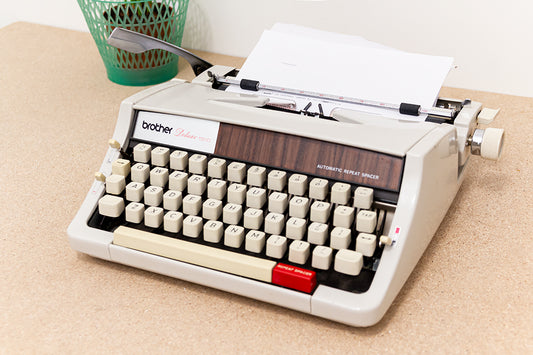 Vintage typemachine Brother Deluxe 1510 met hout-look afwerking