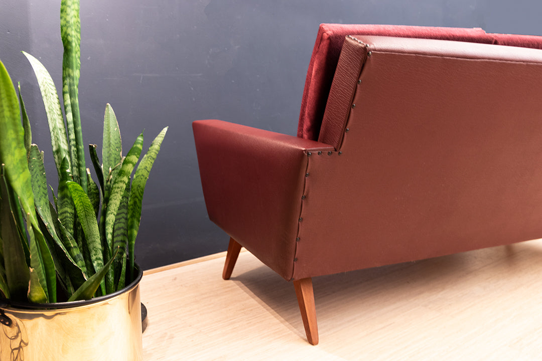Vintage velvet bank met imitatieleer bordeauxrood jaren 60/70