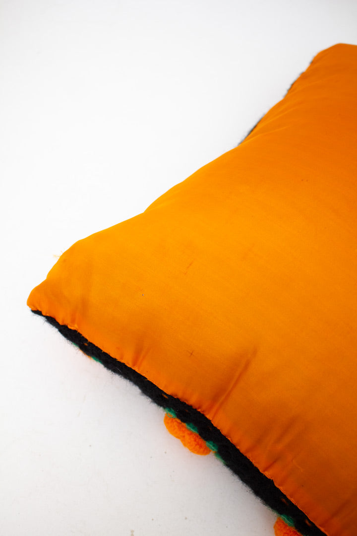 Vintage vierkant kussen met gehaakte roosjes in oranje