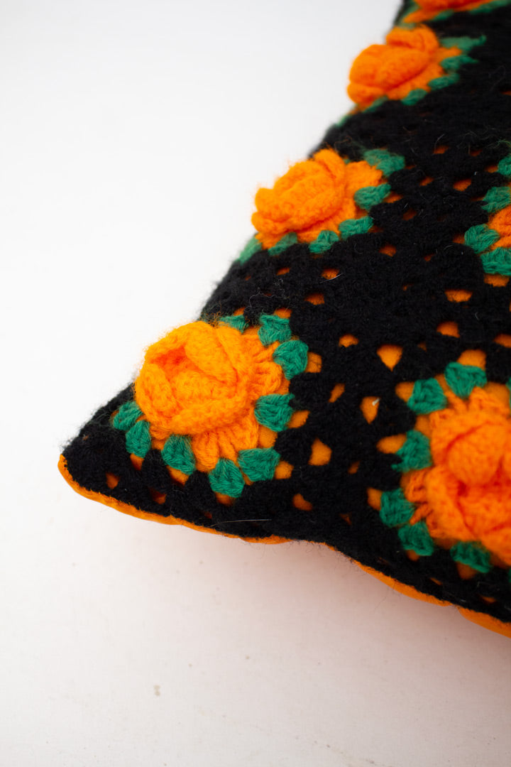 Vintage vierkant kussen met gehaakte roosjes in oranje
