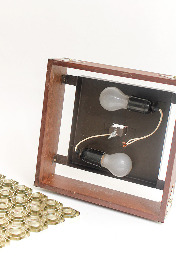 Vintage vierkante houten plafonnière met rooster in Art Deco stijl en goudkleurige details