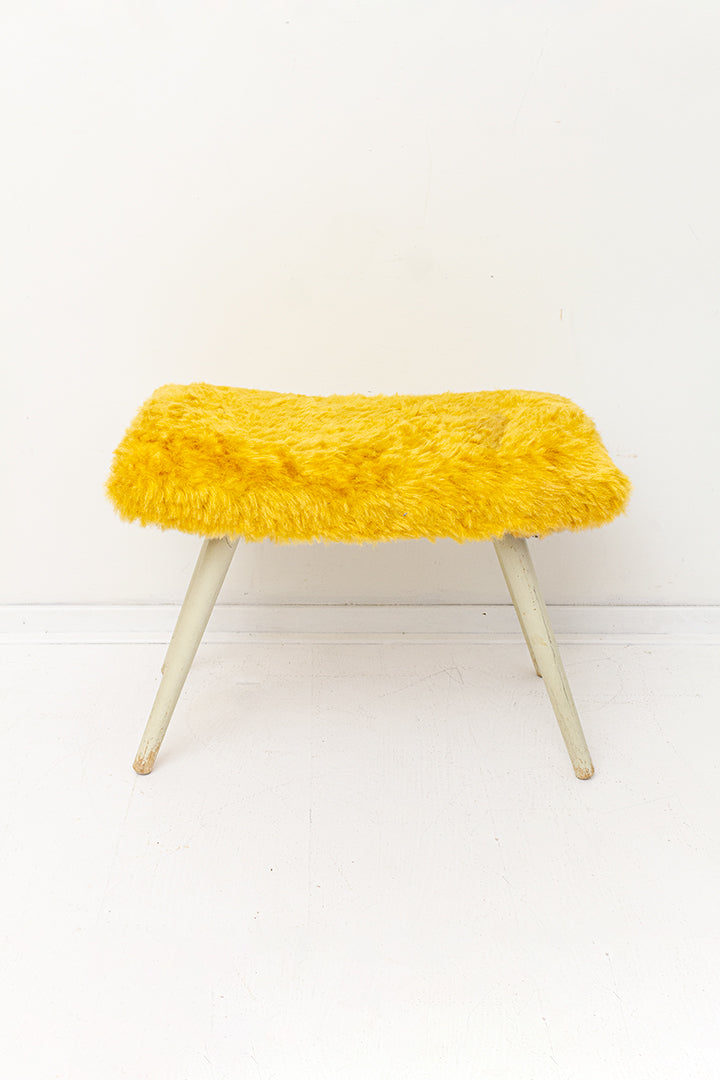 Vintage voetenbankje met gele furry stof en houten pootjes