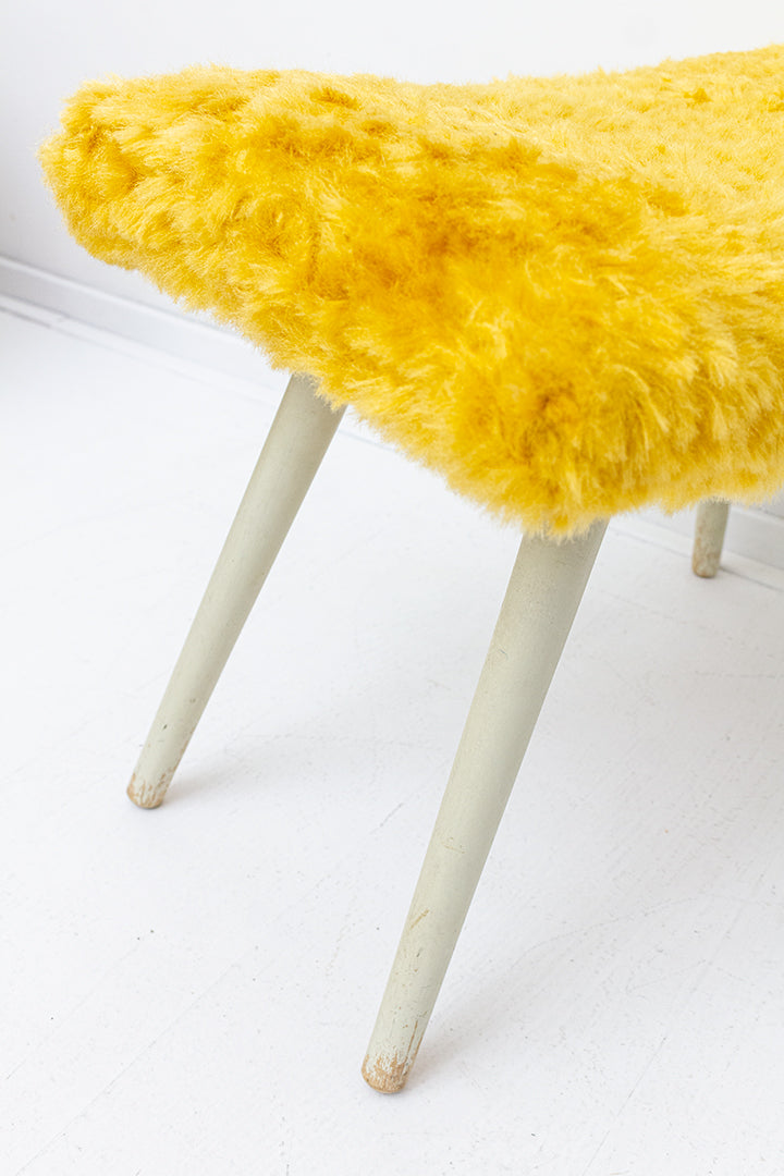 Vintage voetenbankje met gele furry stof en houten pootjes