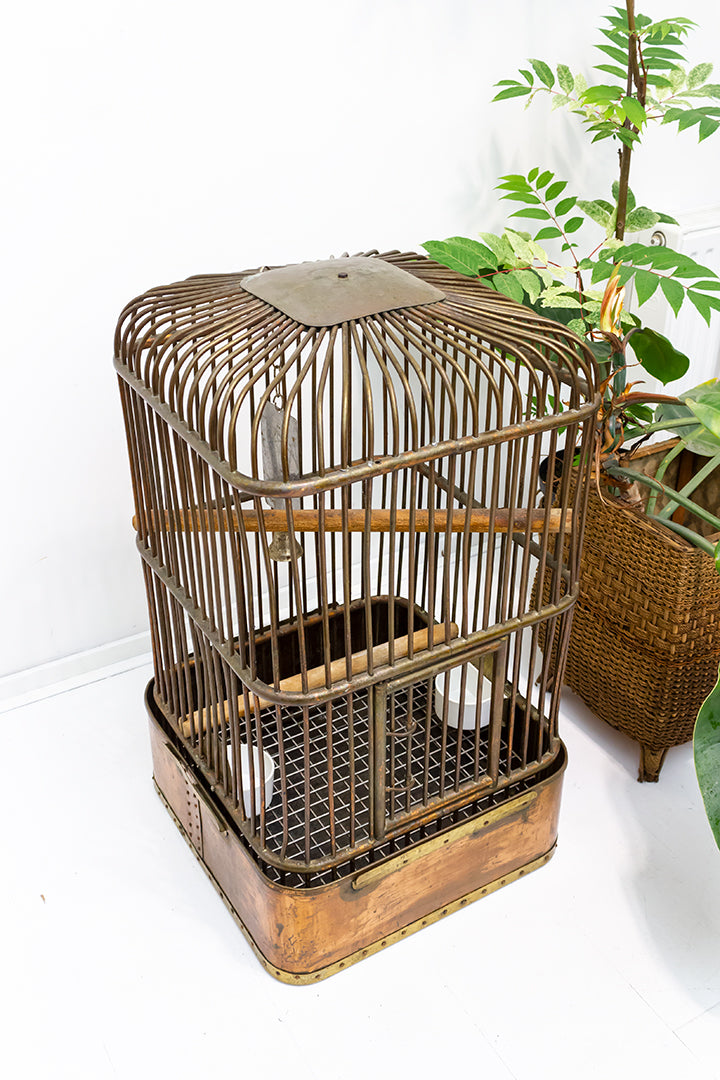 Vintage vogelkooi handgemaakt van koper in de Rijkswerf in Den Helder