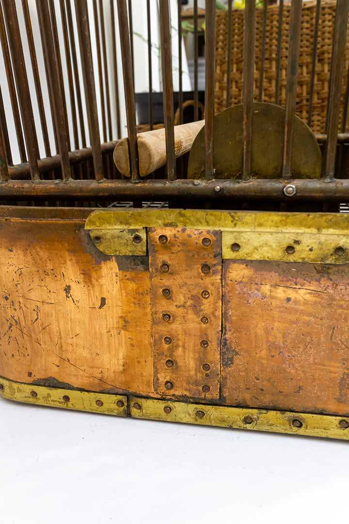 Vintage vogelkooi handgemaakt van koper in de Rijkswerf in Den Helder