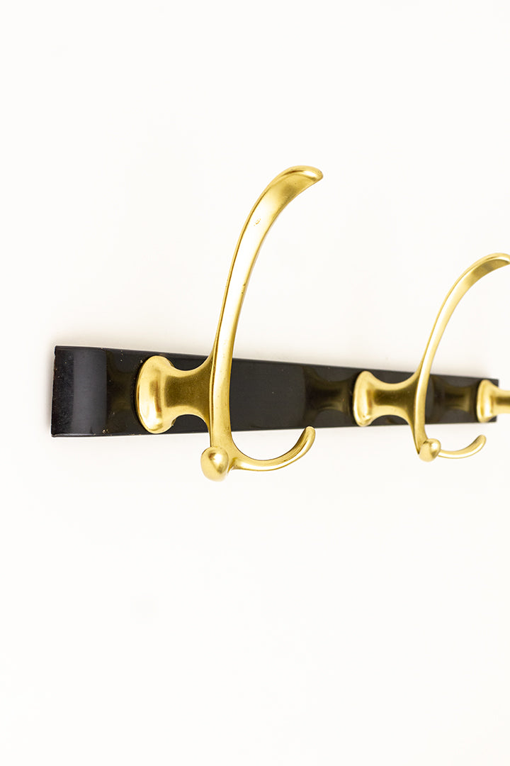 Vintage wandkapstok met messing haken en zwarte metalen balk