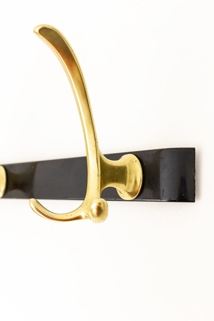 Vintage wandkapstok met messing haken en zwarte metalen balk