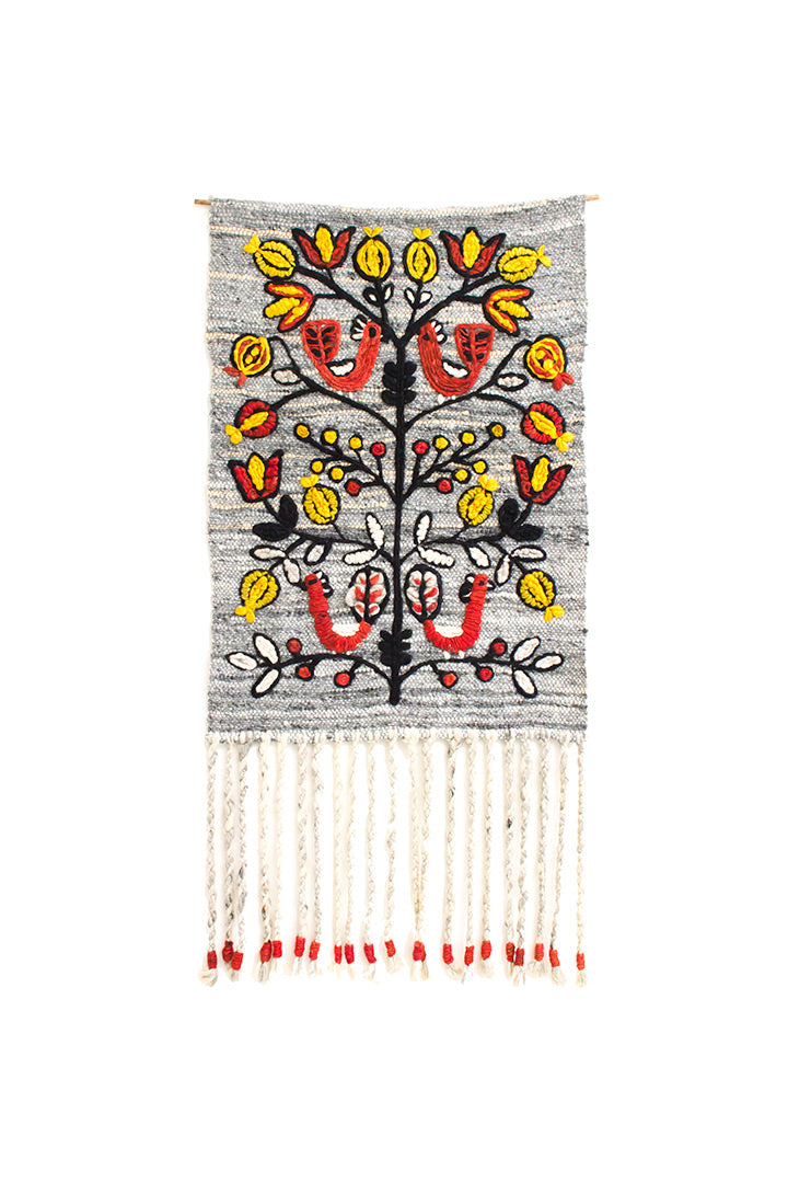 Vintage wandkleed van lichtblauw wol met franjes