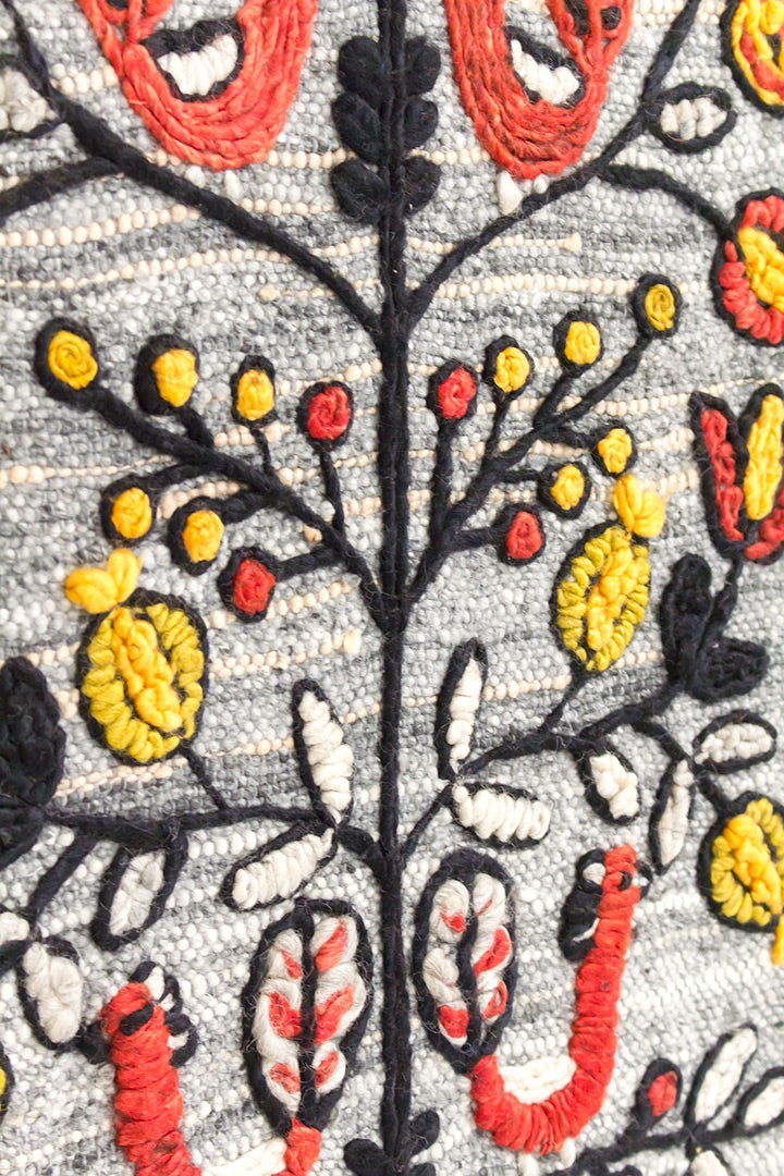 Vintage wandkleed van lichtblauw wol met franjes