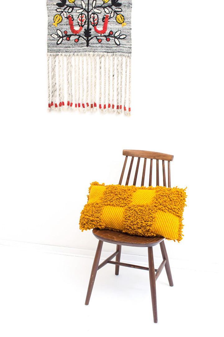 Vintage wandkleed van lichtblauw wol met franjes