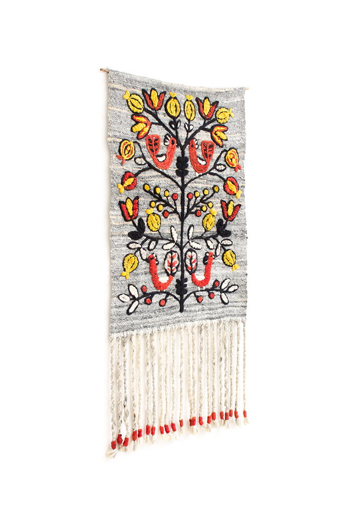 Vintage wandkleed van lichtblauw wol met franjes