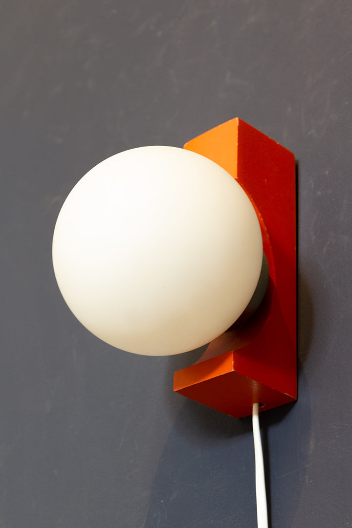 Vintage wandlamp met houten oranje houder en glazen bol - set van 2
