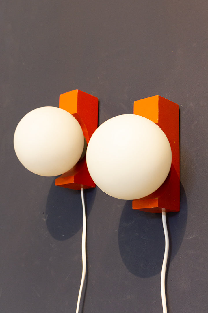 Vintage wandlamp met houten oranje houder en glazen bol - set van 2