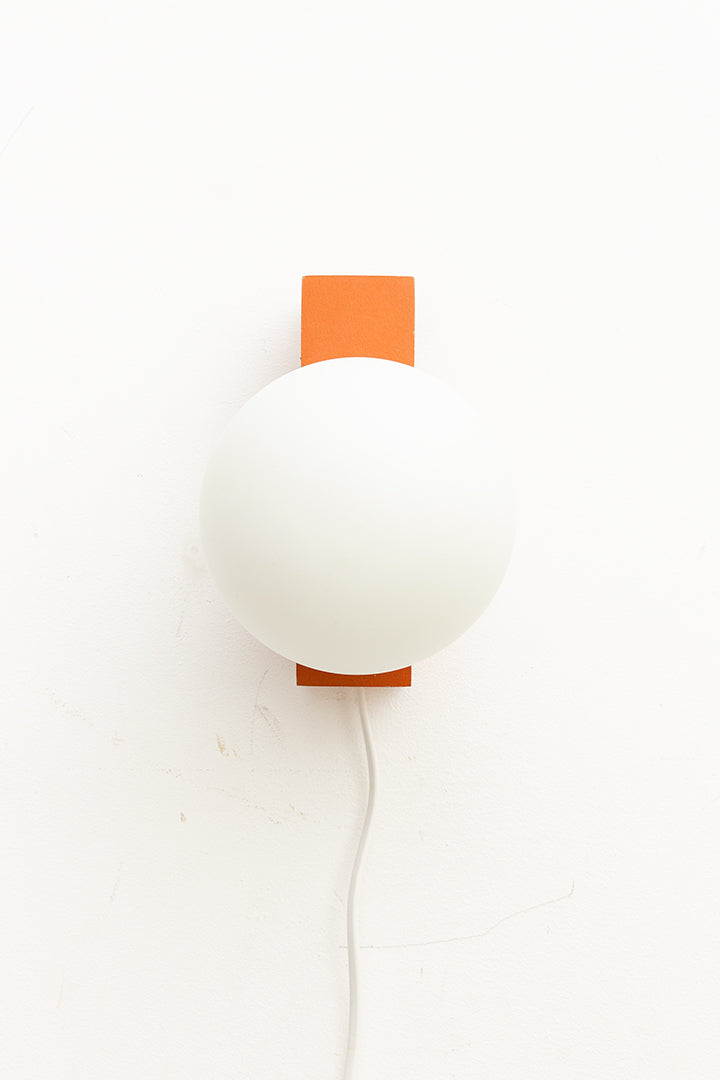 Vintage wandlamp met houten oranje houder en glazen bol - set van 2