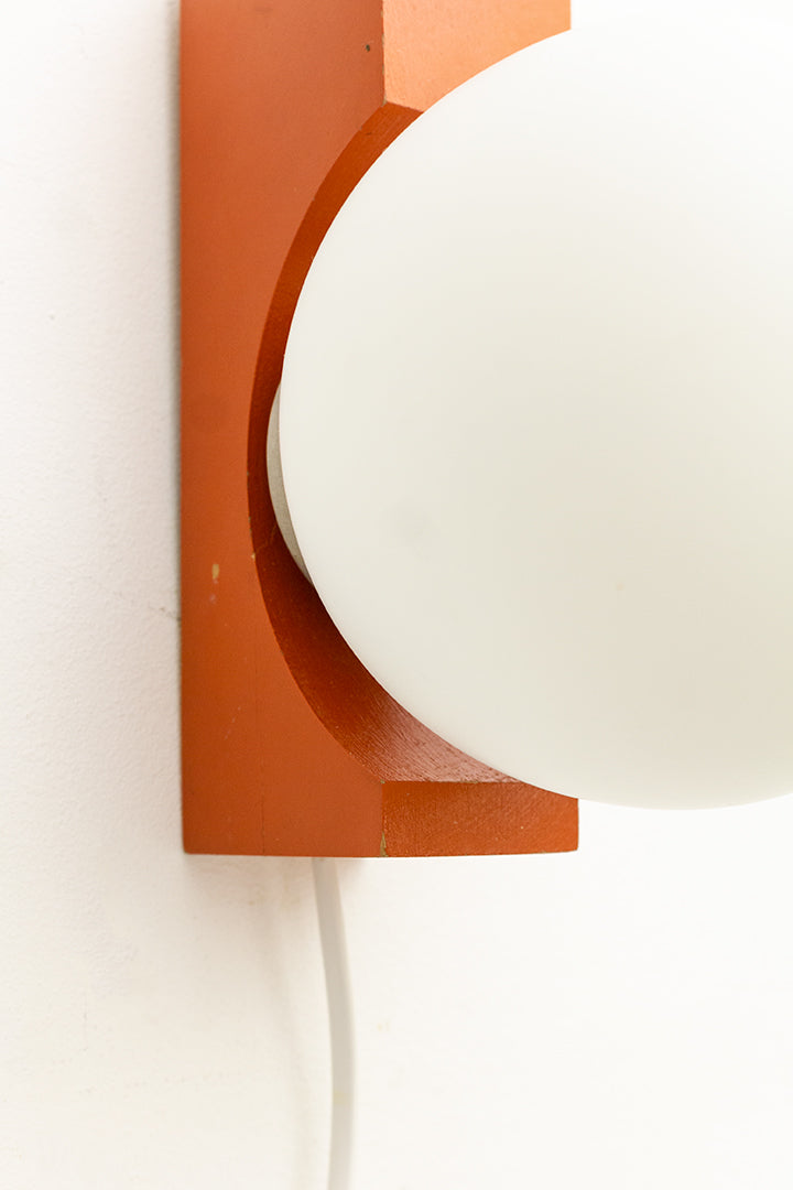 Vintage wandlamp met houten oranje houder en glazen bol - set van 2