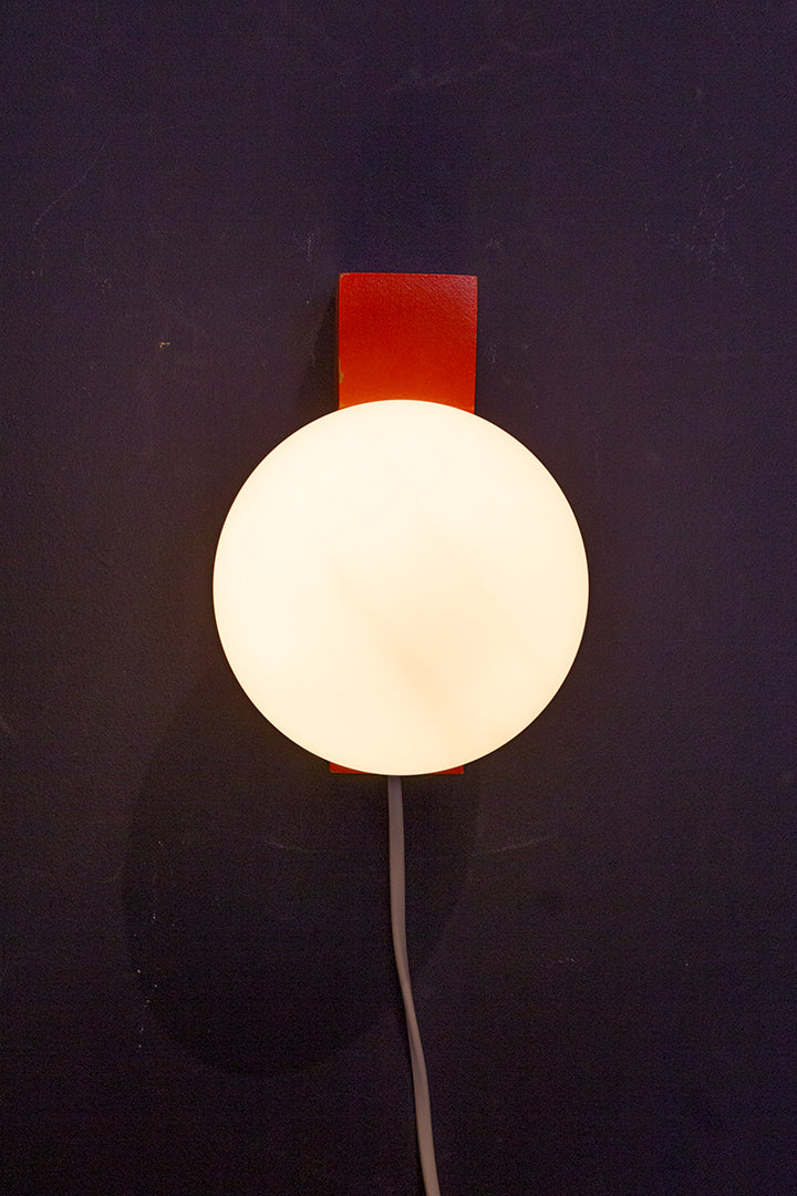 Vintage wandlamp met houten oranje houder en glazen bol - set van 2