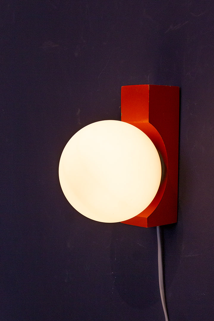 Vintage wandlamp met houten oranje houder en glazen bol - set van 2