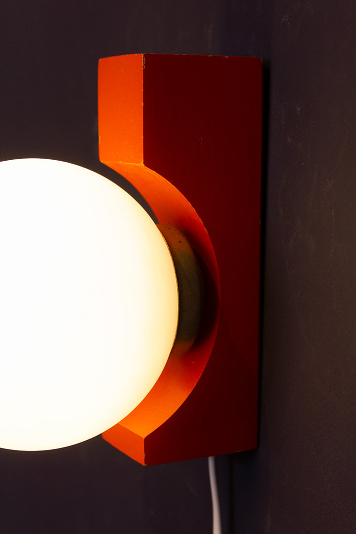 Vintage wandlamp met houten oranje houder en glazen bol - set van 2