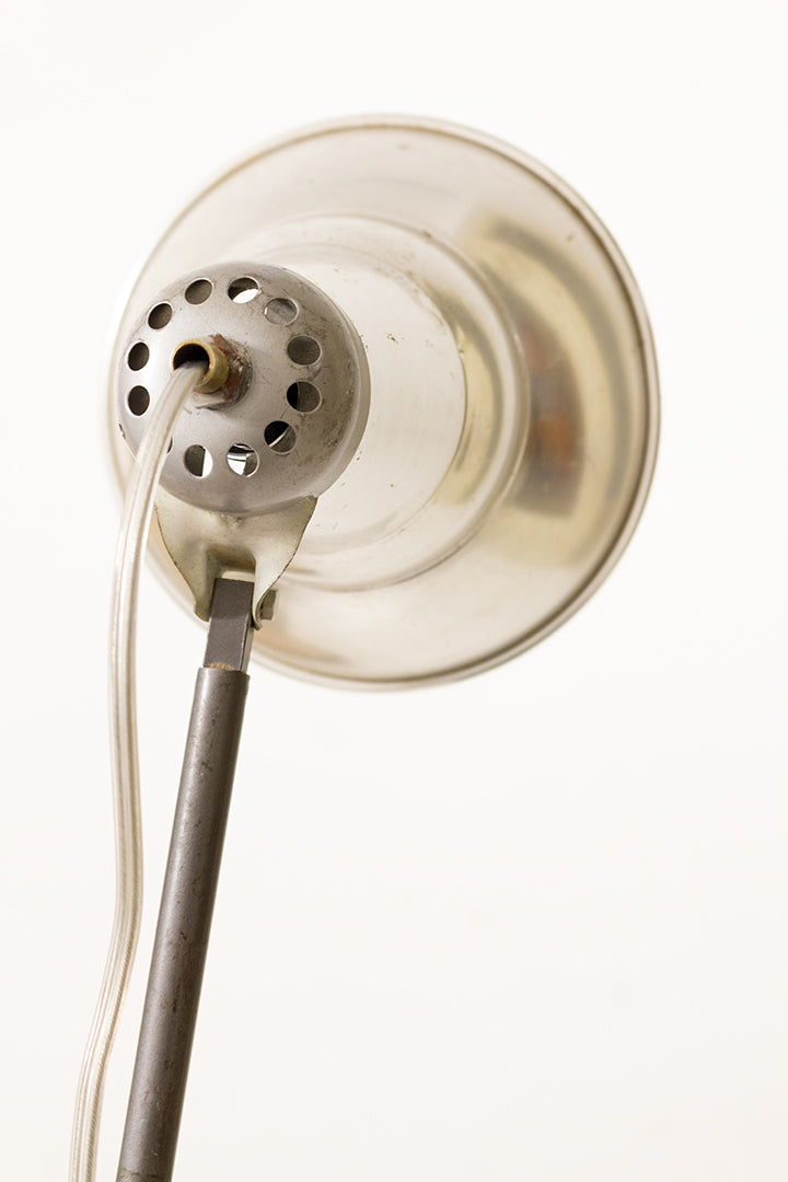 Vintage wandlamp met metalen kap en houten detail
