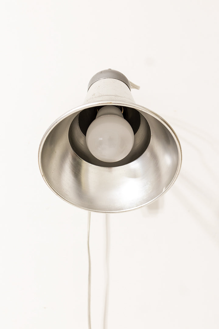 Vintage wandlamp met metalen kap en houten detail