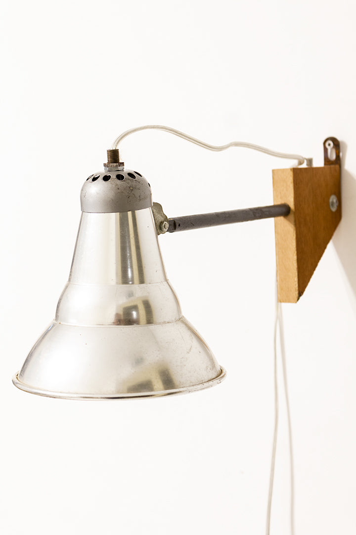Vintage wandlamp met metalen kap en houten detail