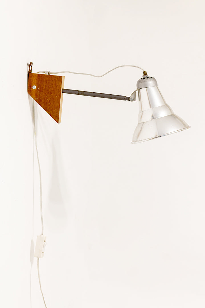 Vintage wandlamp met metalen kap en houten detail