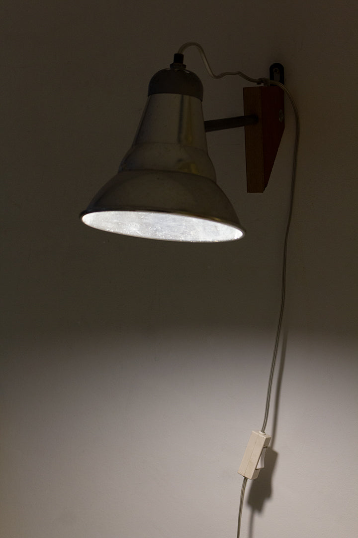 Vintage wandlamp met metalen kap en houten detail