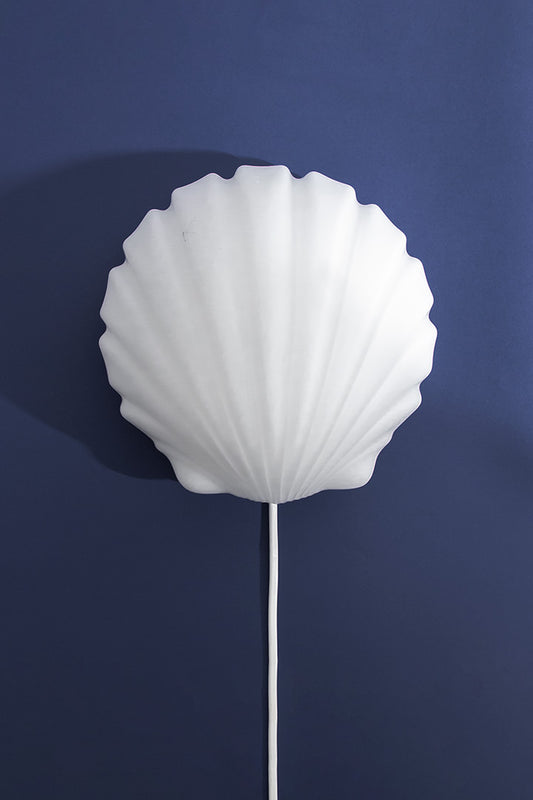 Vintage wandlamp schelp van wit melkglas jaren 70/80