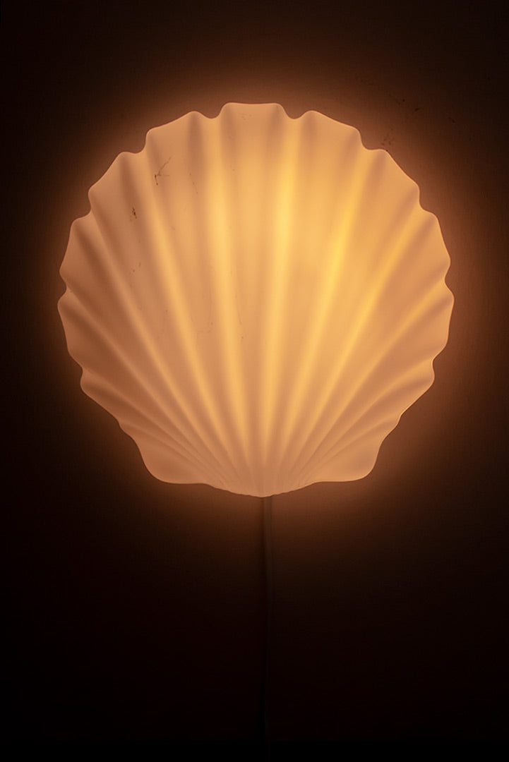 Vintage wandlamp schelp van wit melkglas jaren 70/80