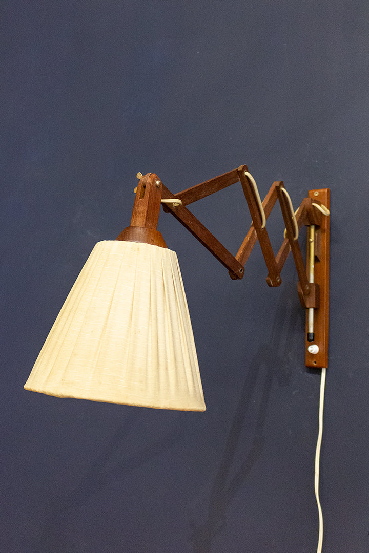 Vintage wandlamp van hout met stoffen lampenkap