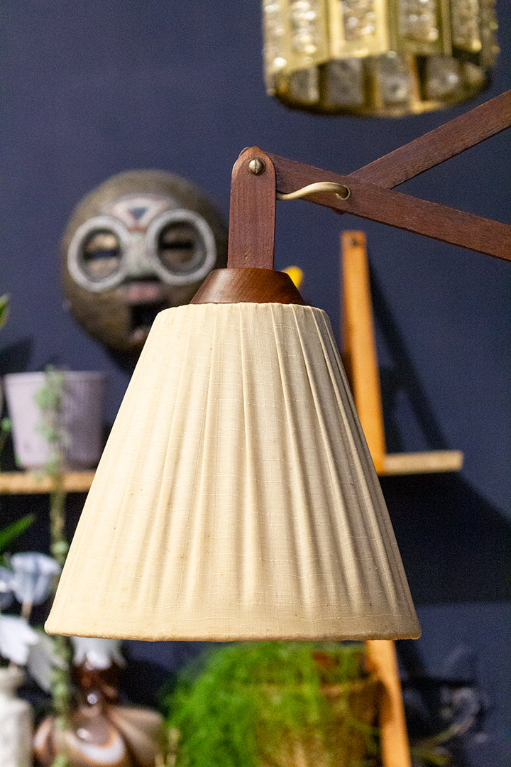 Vintage wandlamp van hout met stoffen lampenkap