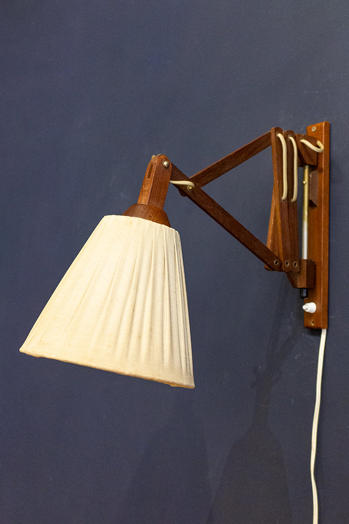 Vintage wandlamp van hout met stoffen lampenkap