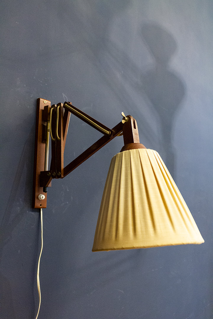 Vintage wandlamp van hout met stoffen lampenkap