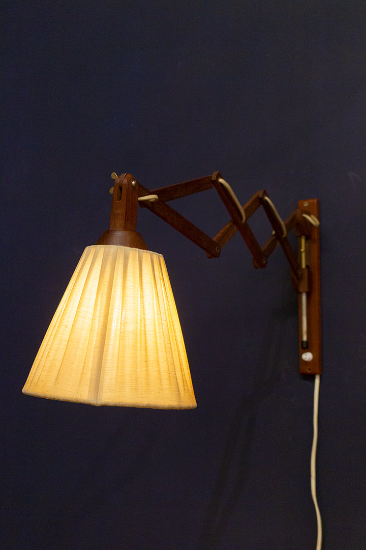 Vintage wandlamp van hout met stoffen lampenkap