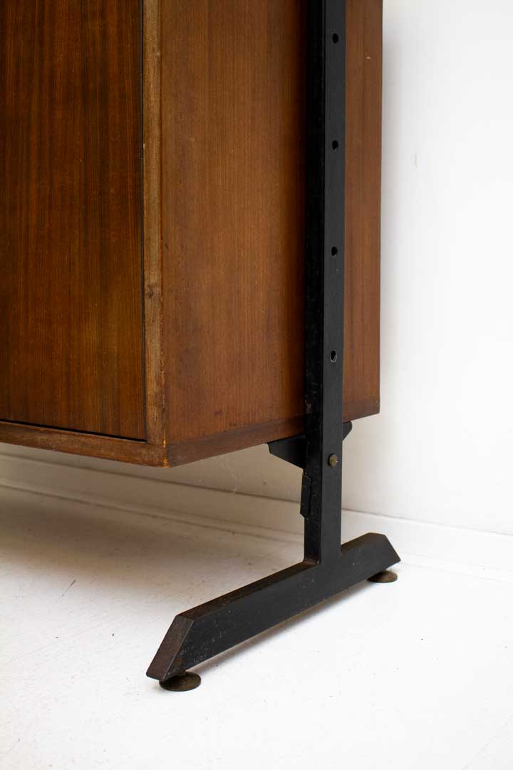 Vintage wandsysteem met donker hout en zwart metalen frame