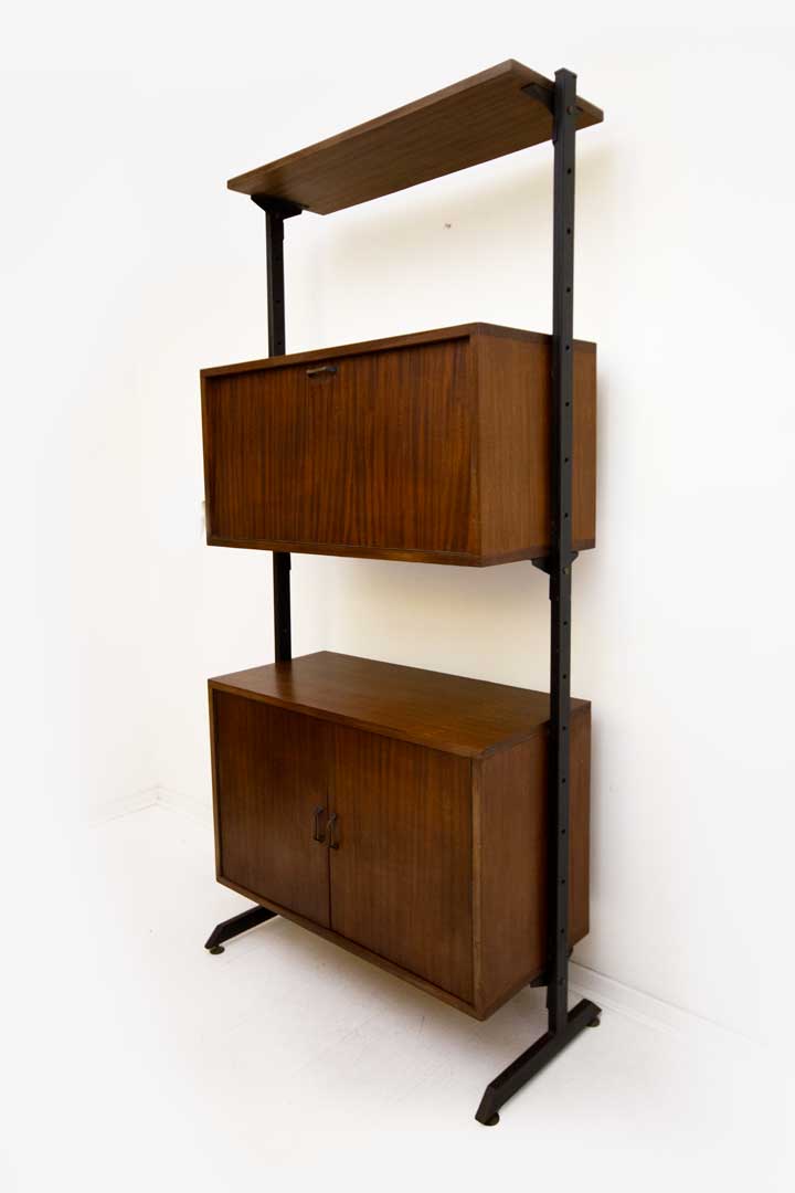 Vintage wandsysteem met donker hout en zwart metalen frame