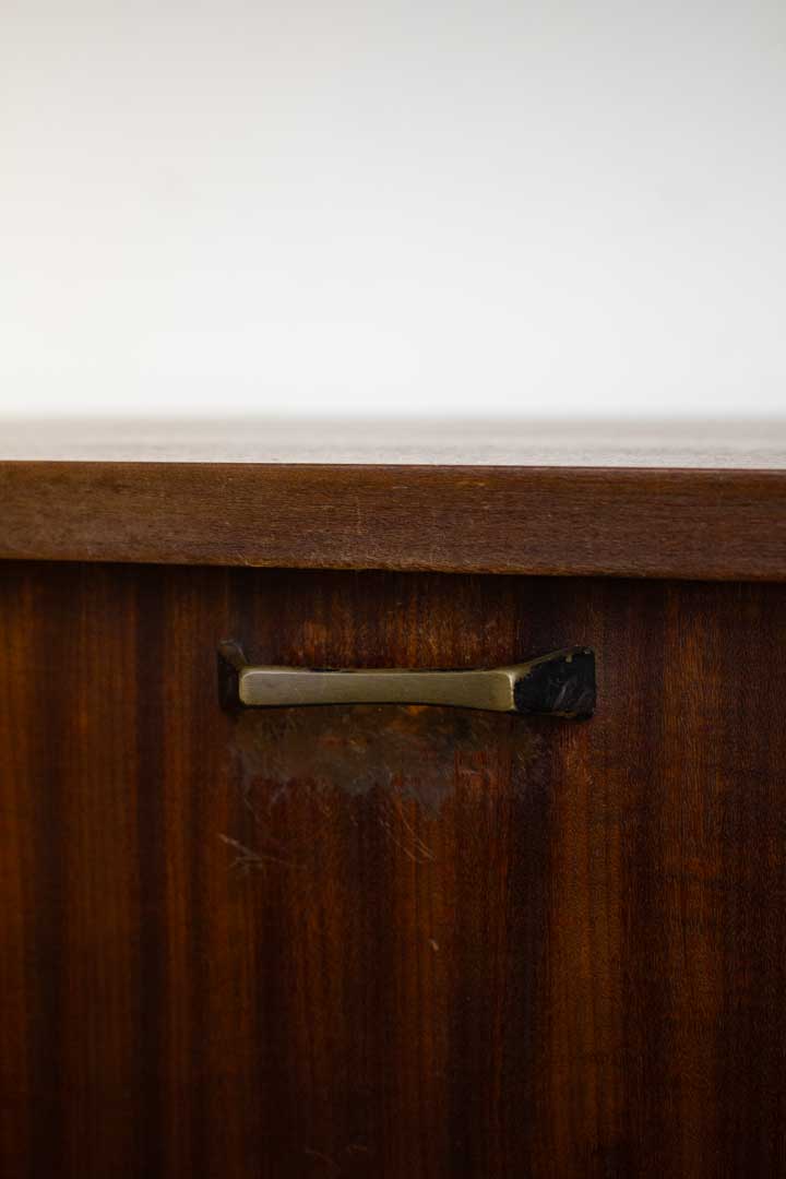 Vintage wandsysteem met donker hout en zwart metalen frame