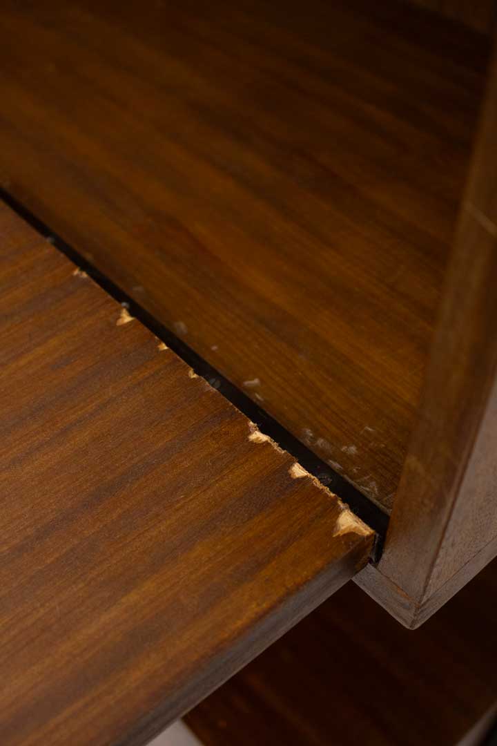 Vintage wandsysteem met donker hout en zwart metalen frame