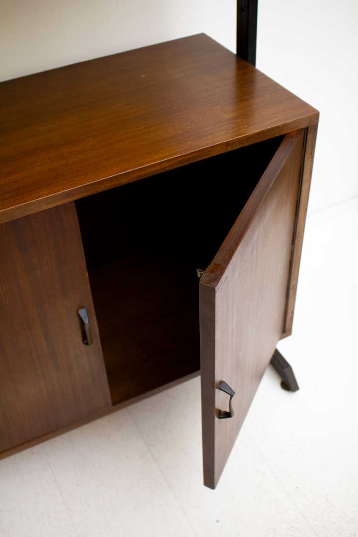Vintage wandsysteem met donker hout en zwart metalen frame