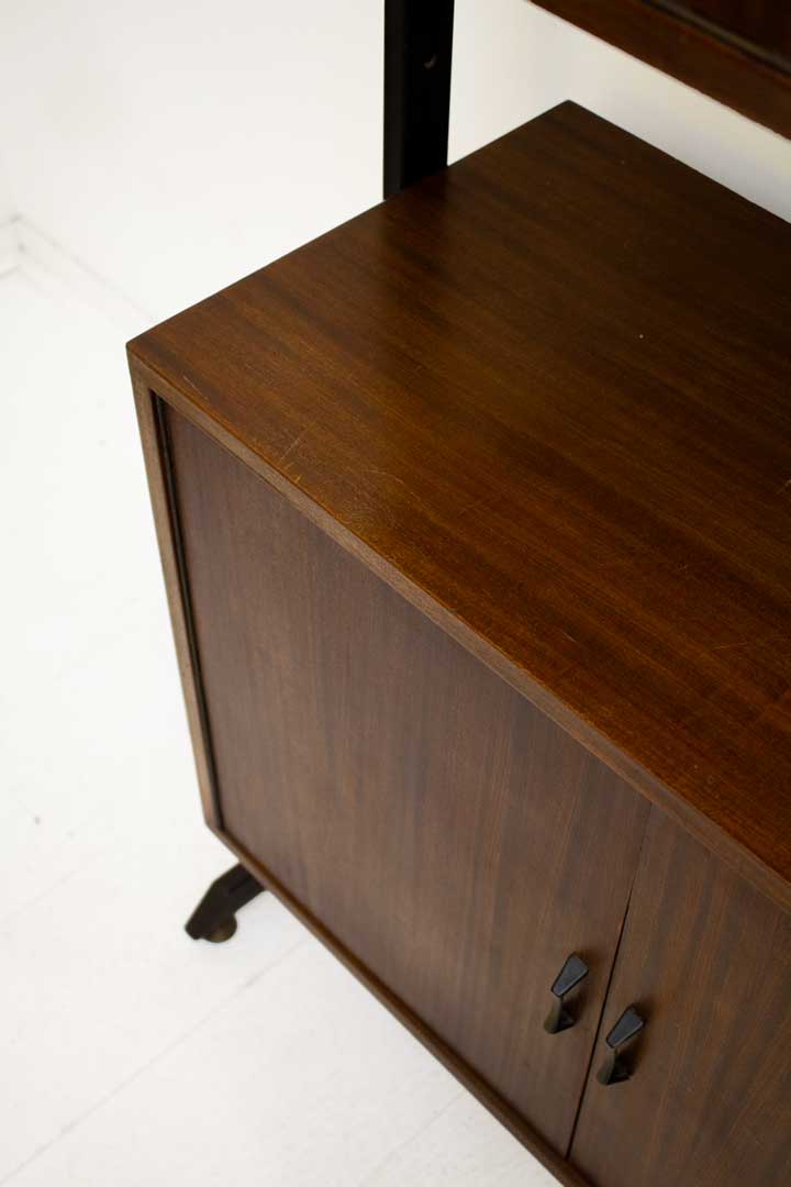 Vintage wandsysteem met donker hout en zwart metalen frame