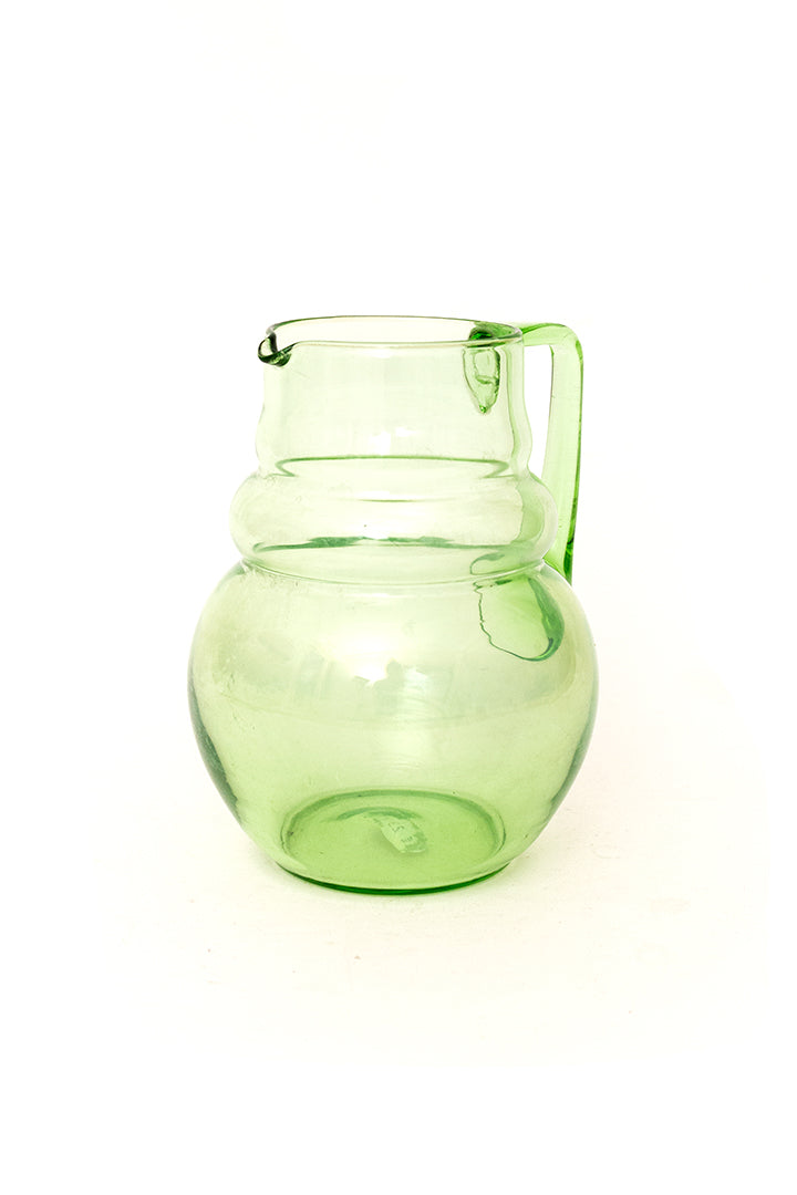 Vintage waterkaraf van groen glas