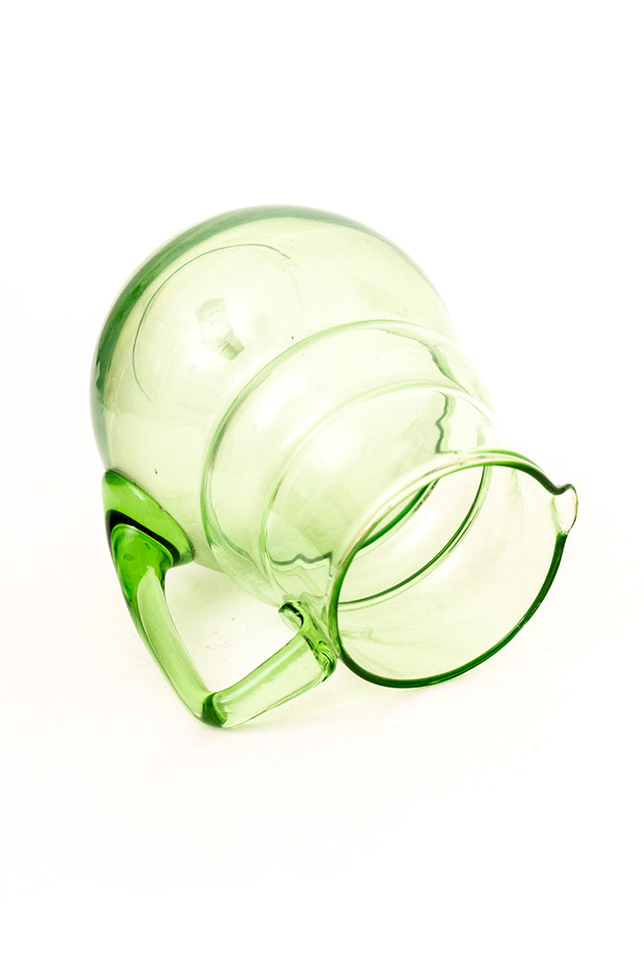 Vintage waterkaraf van groen glas
