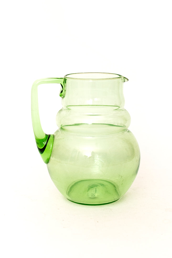 Vintage waterkaraf van groen glas