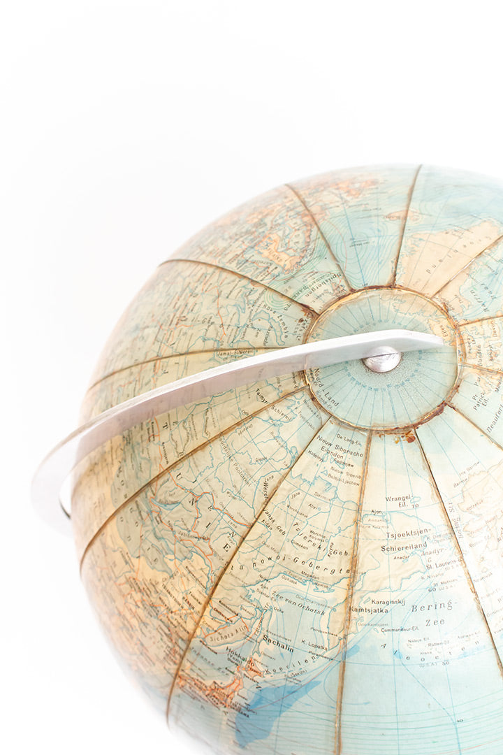 Vintage wereldbol TL Globe 1959 met houten voet